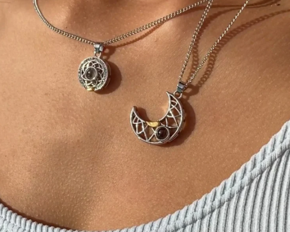 Collar Magnético Sol y Luna con Proyección “Te Amo” en 100 Idiomas
